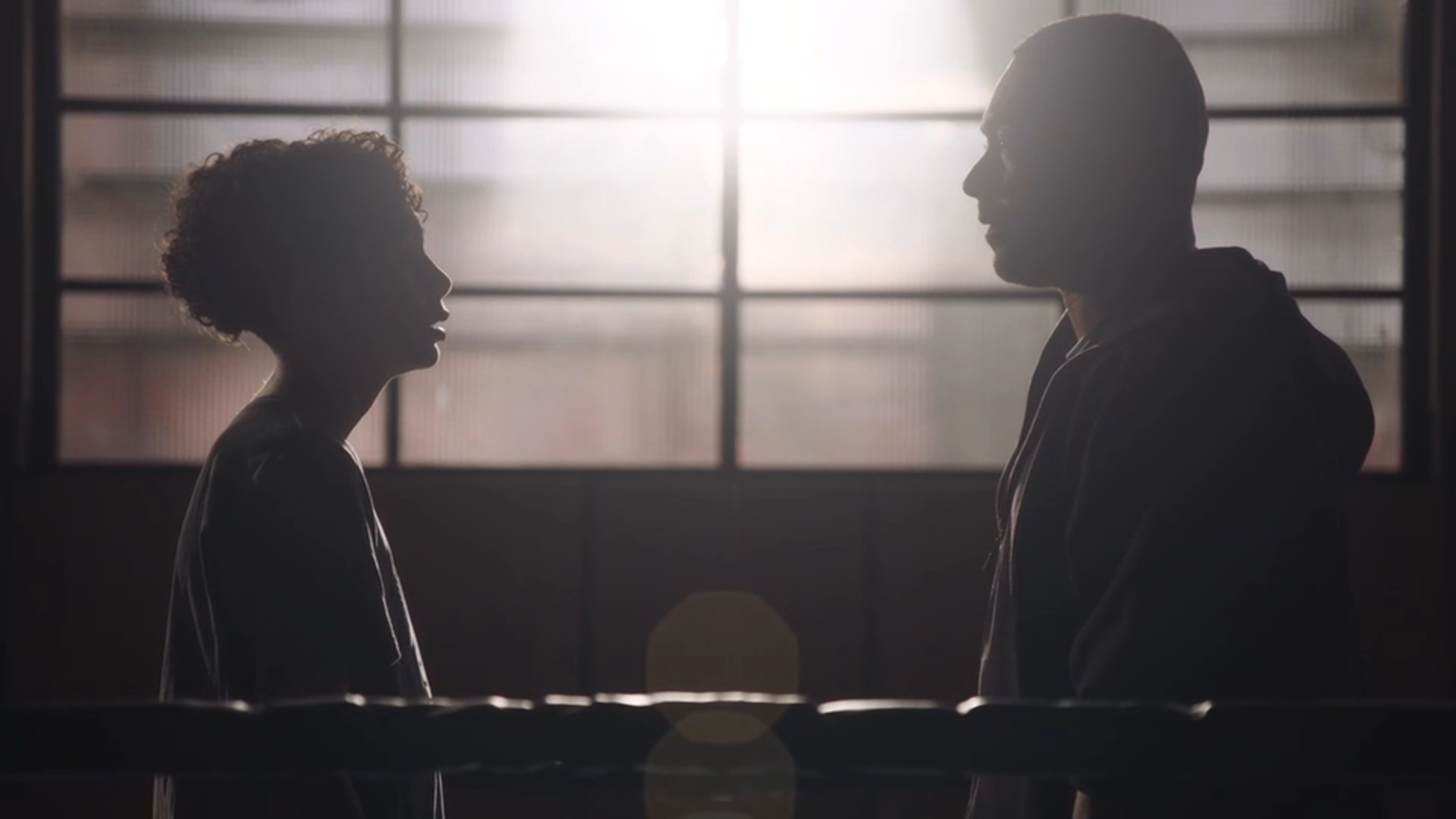 Manu moet zijn mannetje leren staan